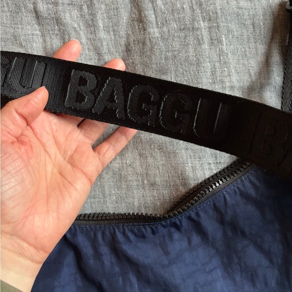 BAGGU Medium Crescent in Navy and Black with Short Strap - Picture 5 of 5